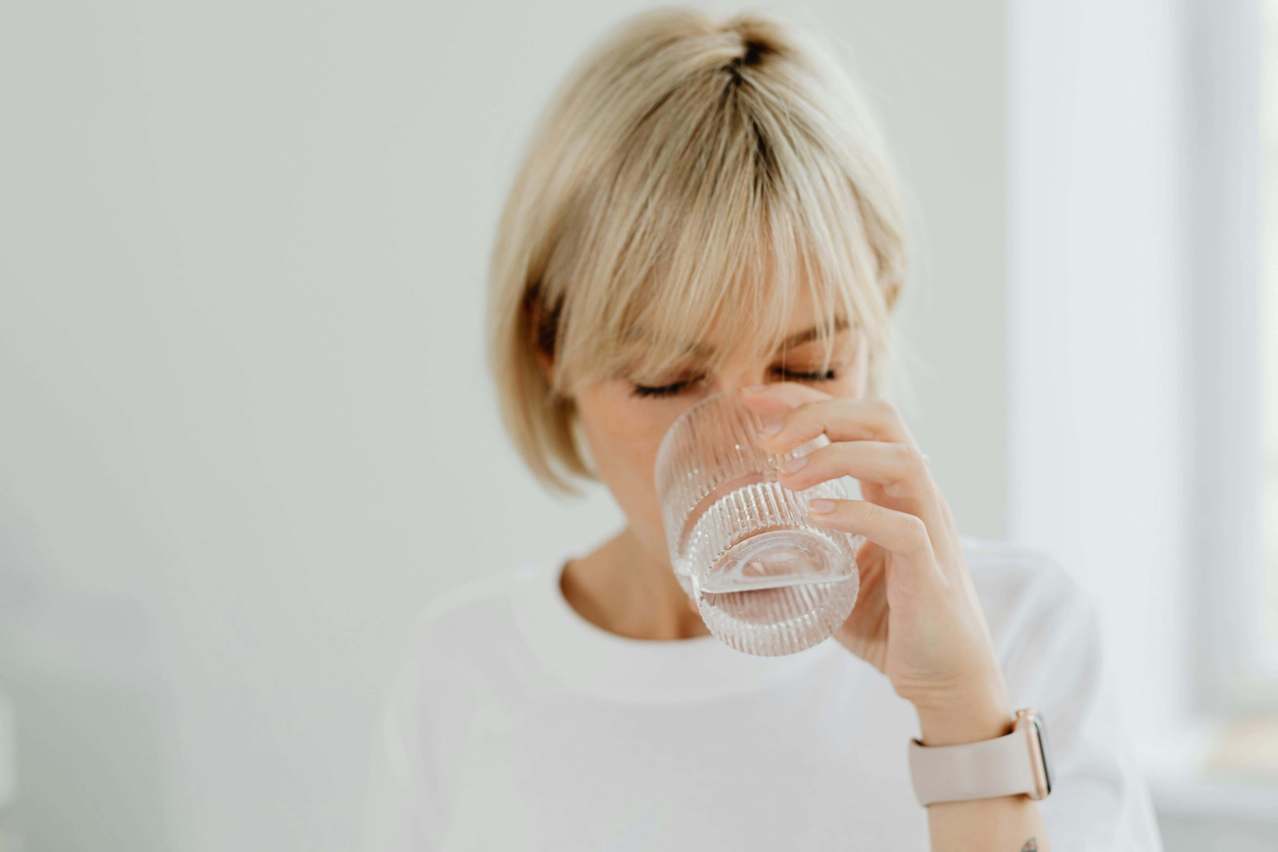 Die Bedeutung von ausreichendem Wasserkonsum für eine gesunde Haut