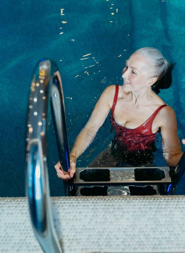 pexels-cottonbro-frauschwimmbad-min